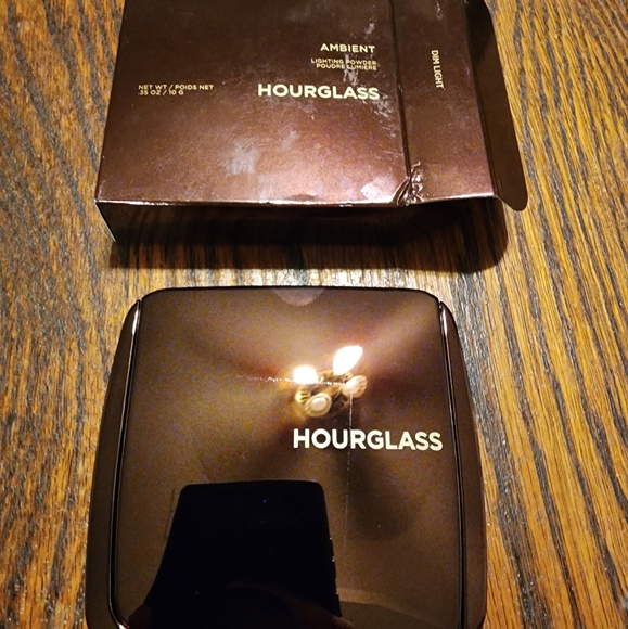 Hourglass Ambient Lighting Powder (Dim Light) - Picture 3 of 5